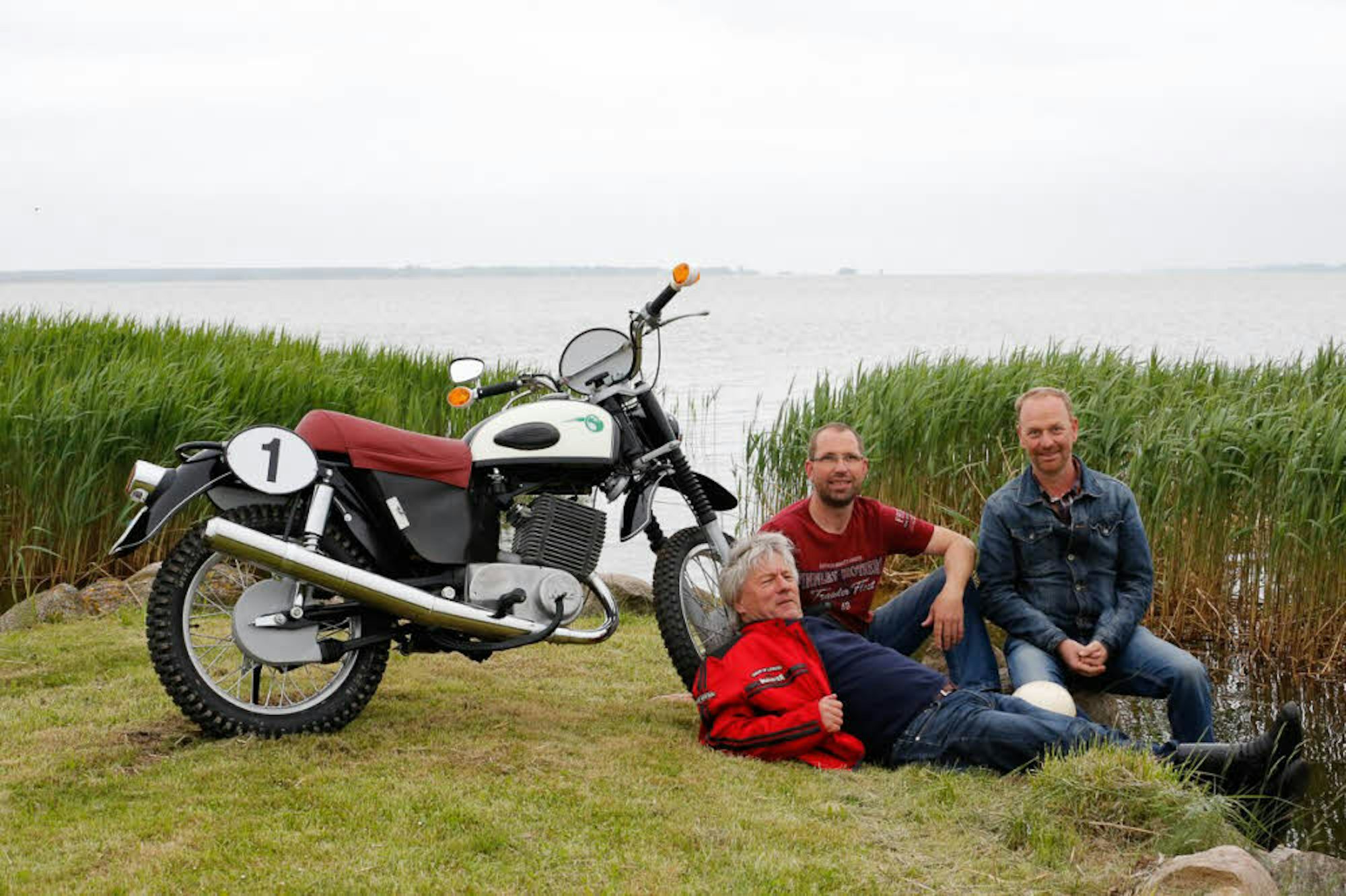 Jürgen Becker mit den Brüdern Krull, die sein Motorrad gebaut haben.