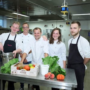 Die Koch-Lehrlinge Klaas Steinar Köhnen (v.l.), Rico Scheben, Jacob Kaller, Pia Hautzer und Gunnar Obrikat
