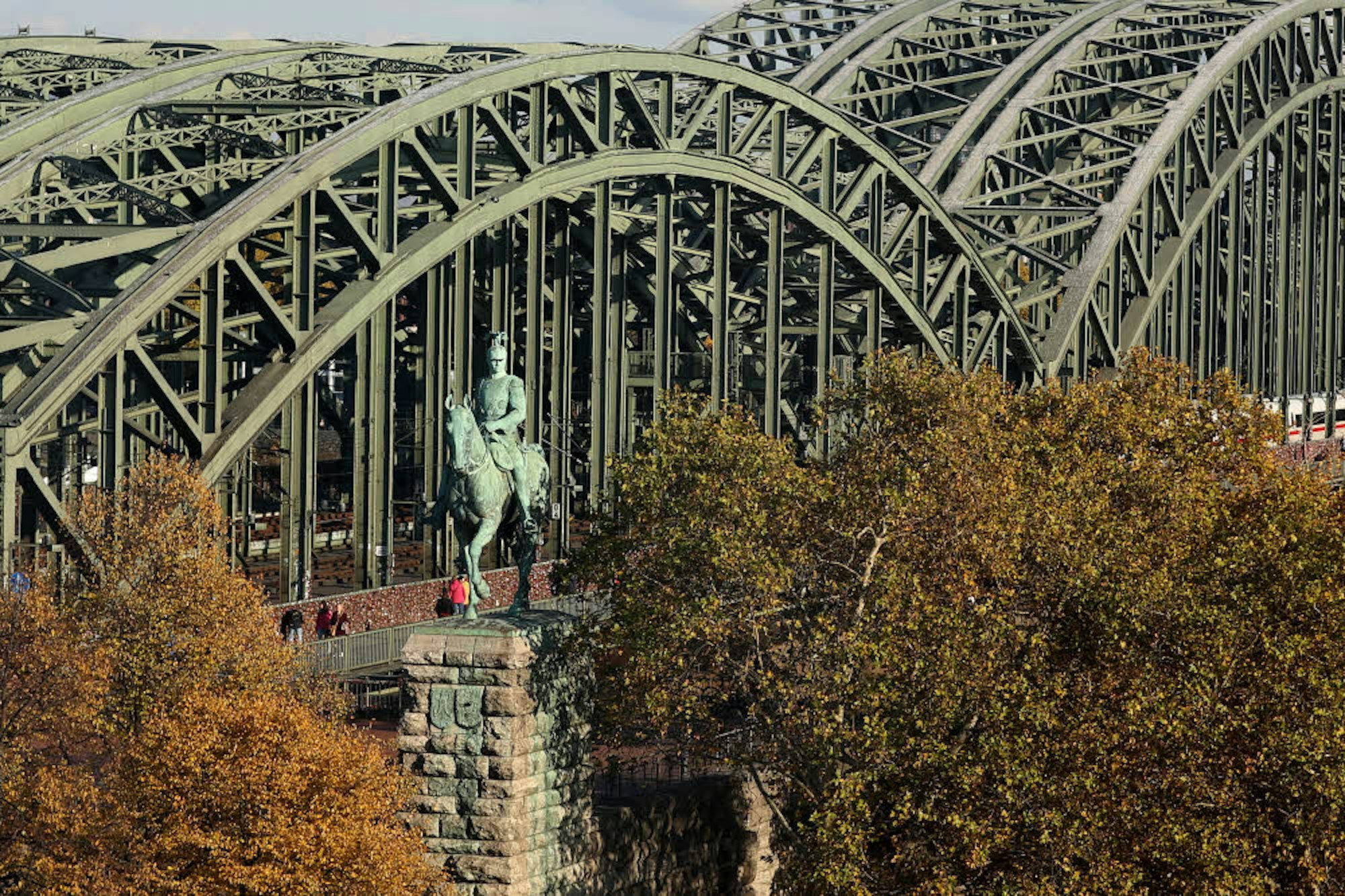 Hoch zu Ross: Kaiser Wilhelm II. ließ sich an der Hohenzollernbrücke als Reiterstandbild verewigen, ungewöhnlich war, dass er die Würdigung schon zu Lebzeiten erfuhr.