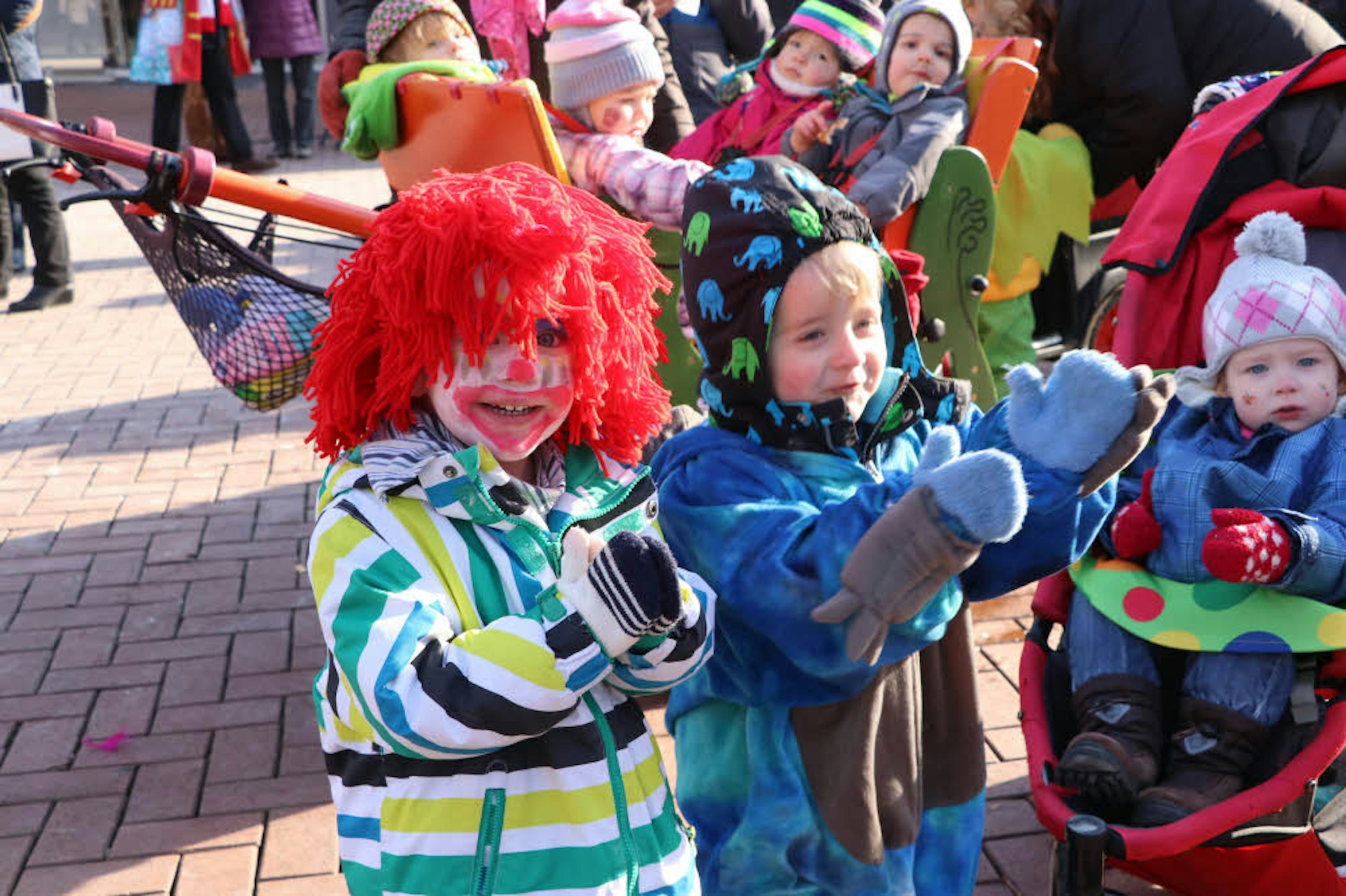 Auch die Pänz feierten am Donnerstag Karneval und applaudierten den Tollitäten.