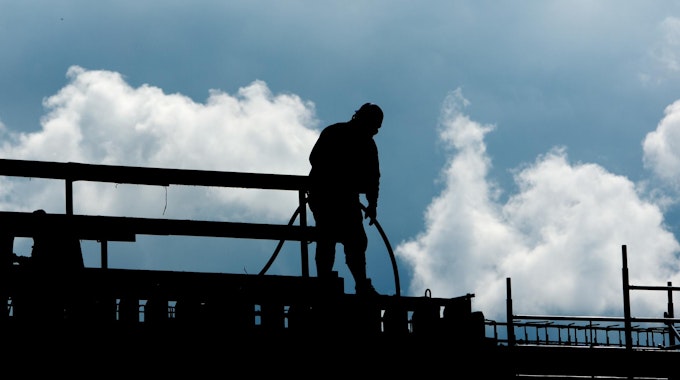 Das undatierte Symbolfoto zeigt einen Bauarbeiter auf einer Baustelle.