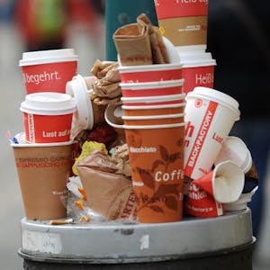 Ein Mülleimer voller Coffee-to-go-Becher. (Symbolbild)