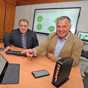 Für Bürgermeister Frank Steffes (rechts, mit EDV-Koordinator Jörg  Brauckhoff) ist der digitale Wandel mehr Chance als Last.