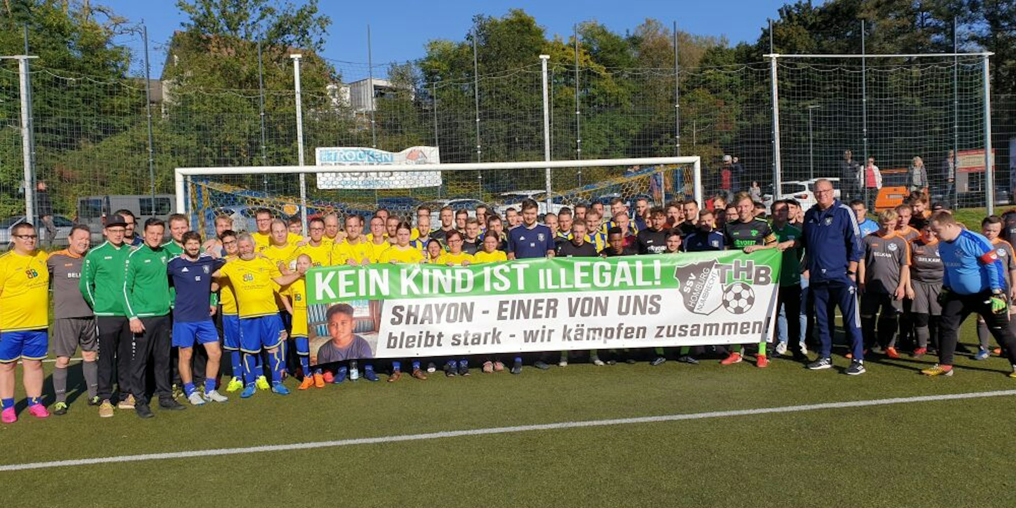 Fußballer von verschiedenen oberbergischen Vereinen zeigten sich am Wochenende solidarisch mit dem kleinen Shayon.