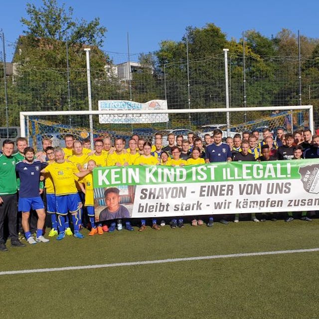 Fußballer von verschiedenen oberbergischen Vereinen zeigten sich am Wochenende solidarisch mit dem kleinen Shayon.