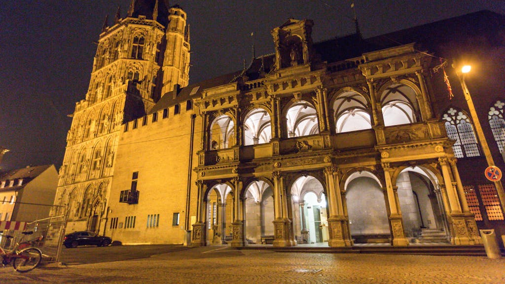 Das angestrahlte Historische Rathaus von Köln bei Nacht