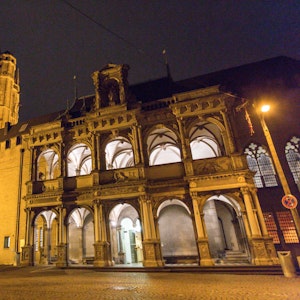 Das angestrahlte Historische Rathaus von Köln bei Nacht