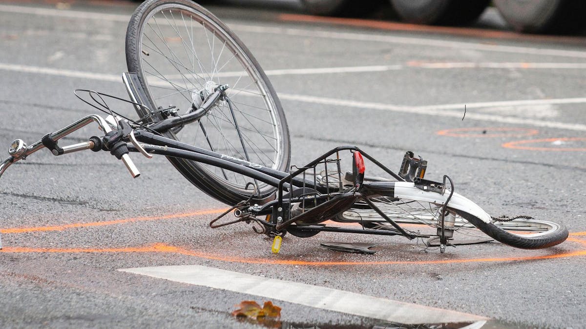 Ein zerstörtes Fahrrad liegt auf der Straße.