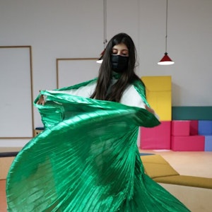 Sherry tanzt in ihrem Kostüm aus dem Theaterstück „Klang der Farben“.