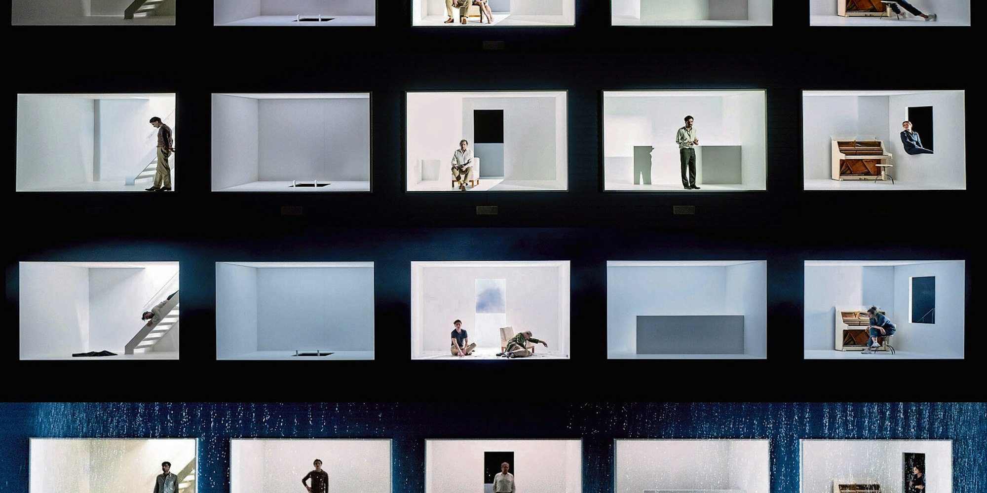 Schauspieler, in einzelnen Boxen isoliert: Szenen aus Luk Percevals Inszenierung von „Eines langen Tages Reise in die Nacht“ am Schauspiel Köln