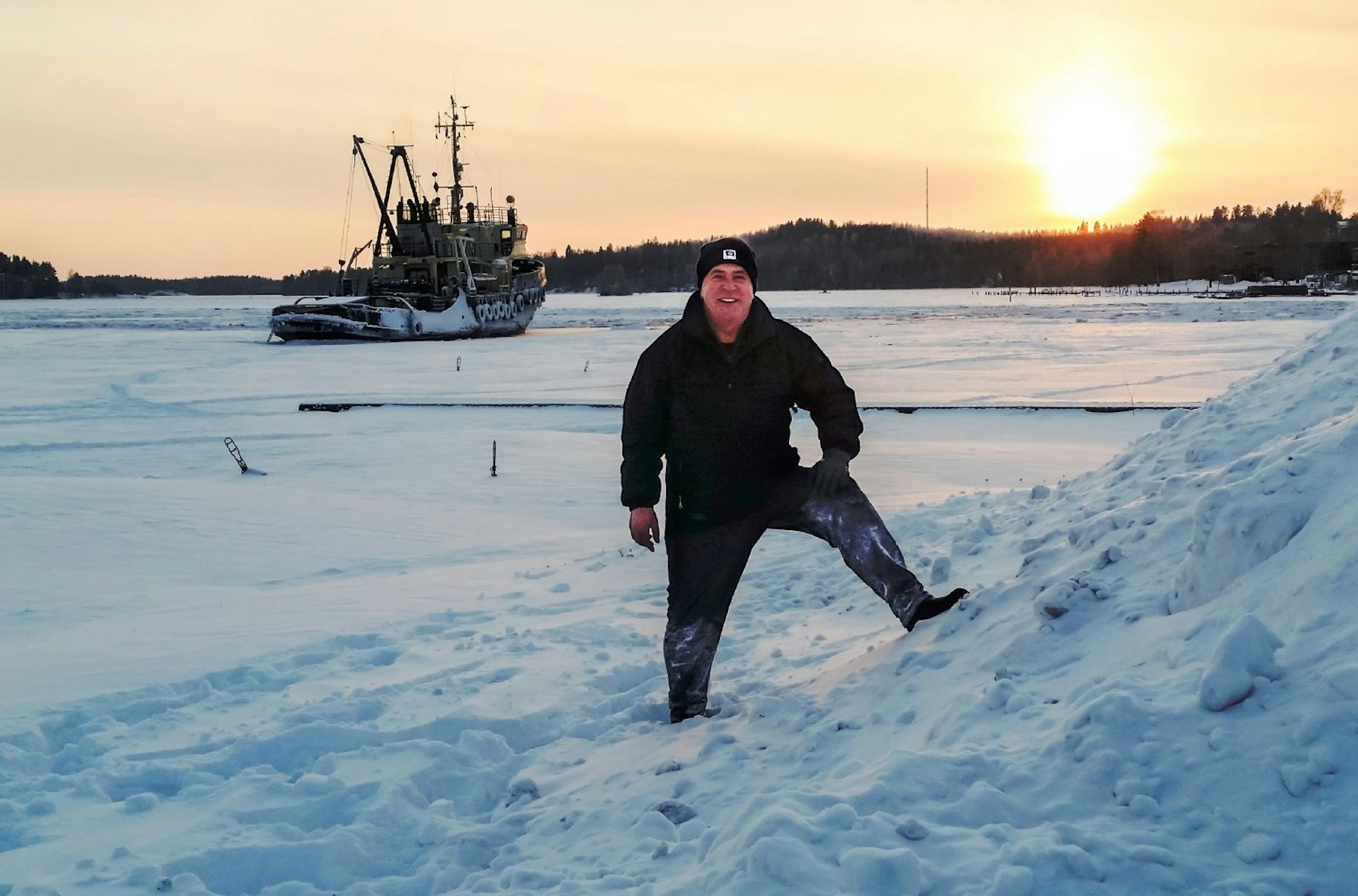 Unterwegs bei minus 42 Grad Celsius in Finnland: Peer Schmidt-Walther im Januar 2016 vor dem Eisbrecher Meteor
