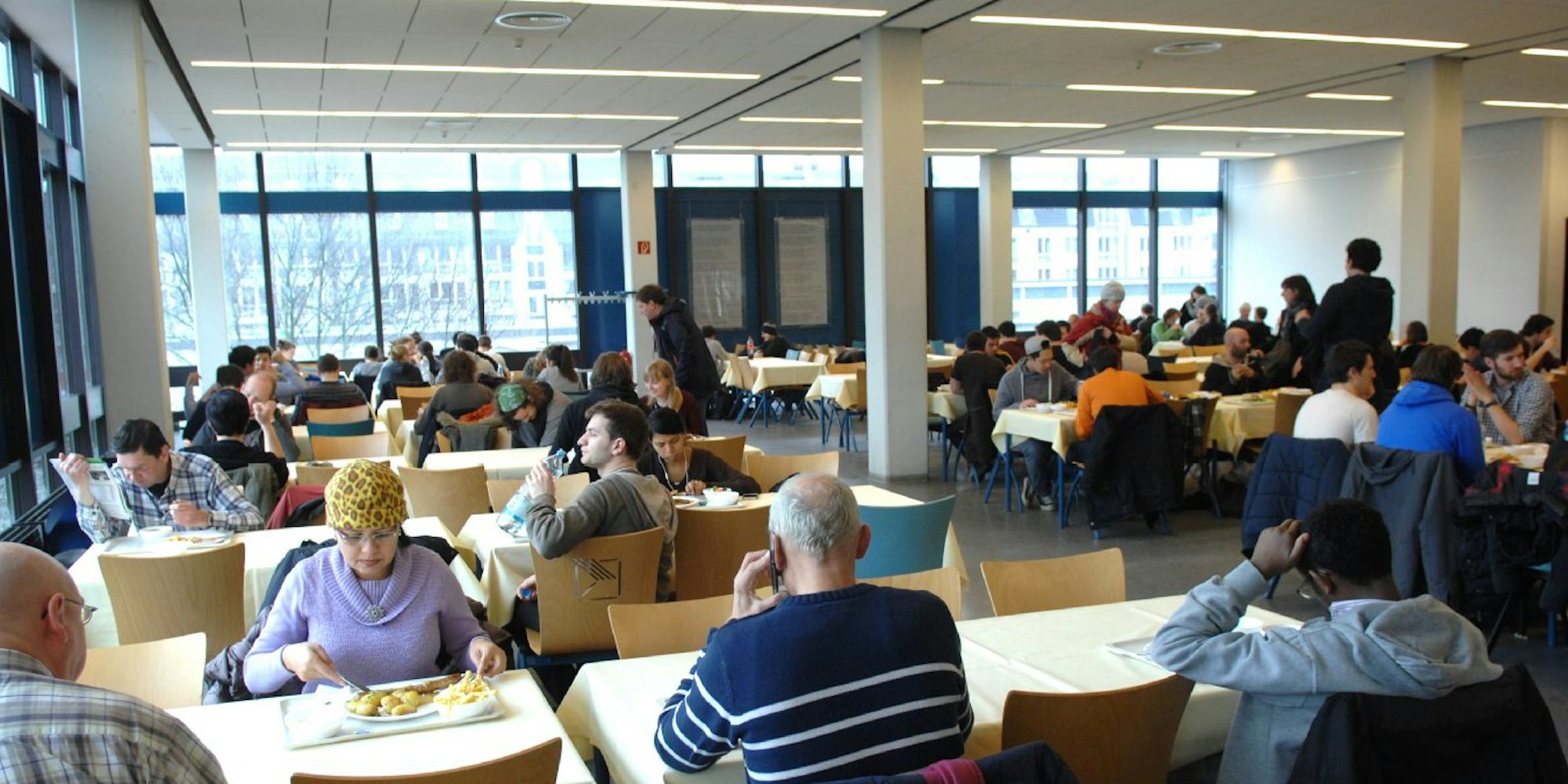 Die Uni-Mensa ist die größte der Kölner Hochschul-Kantinen. Im Semester gibt es von 11.30 bis 21 Uhr durchgängig warmes Essen.