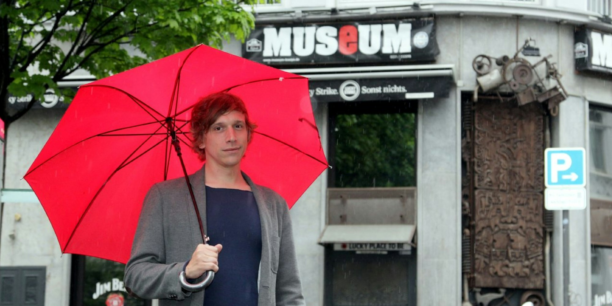 Spaziergang im Regen: Kasalla-Sänger Bastian Campmann vor dem Museum, das früher seine Stammkneipe war.