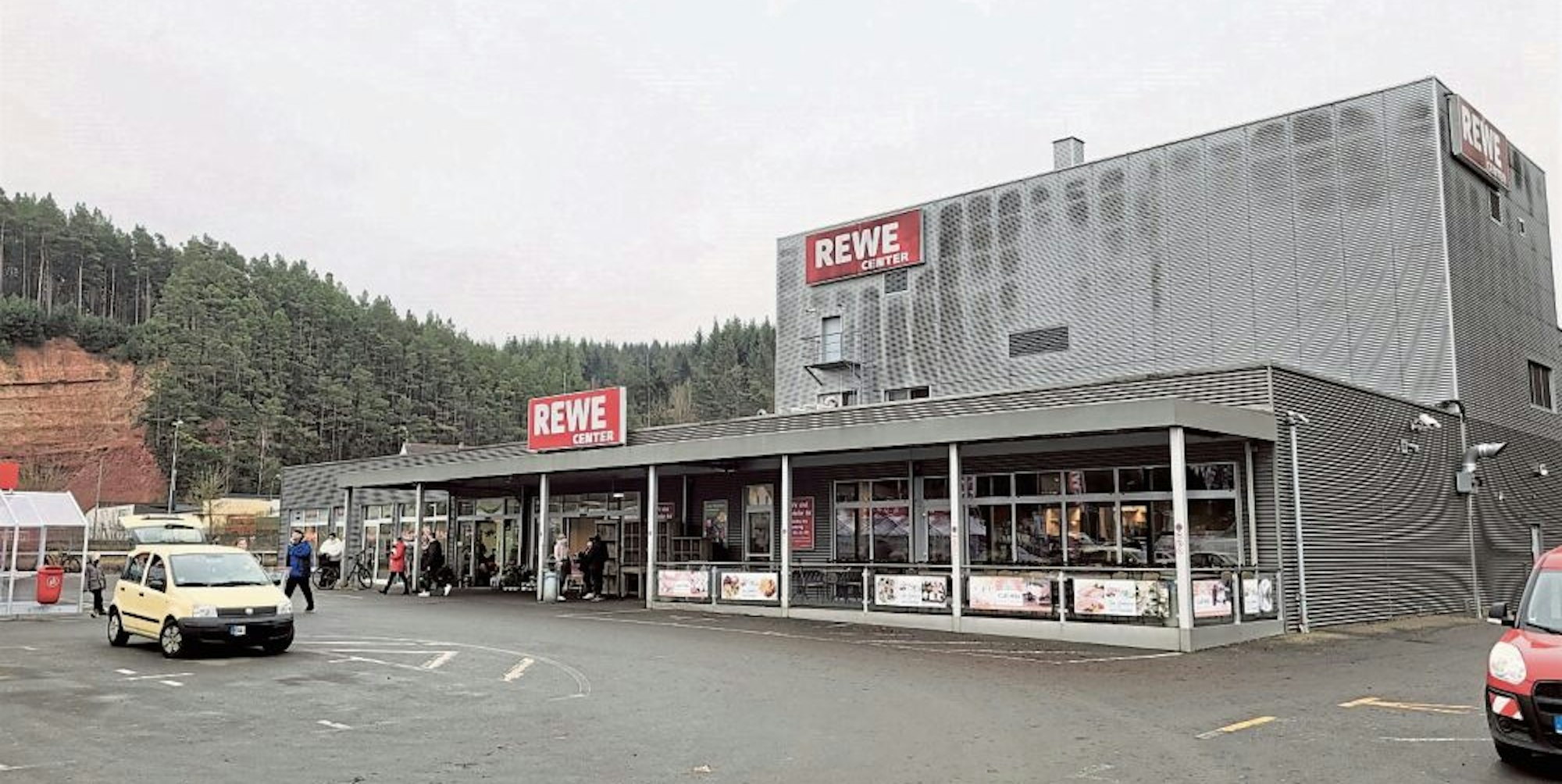 Das Rewe-Center in der Bahnhofstraße hat am Dienstag auf einer Teilfläche wieder geöffnet.