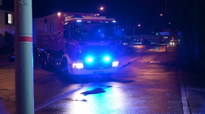 Ein Feuerwehrfahrzeug bei Nacht ist auf diesem undatierten Symbolbild zu sehen.