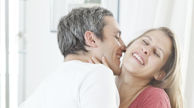 Frisch verliebt läuft's auch im Bett. Doch Studien zeigen: Dauert die Beziehung länger, nimmt die Häufigkeit ab, in der Partner Sex haben.