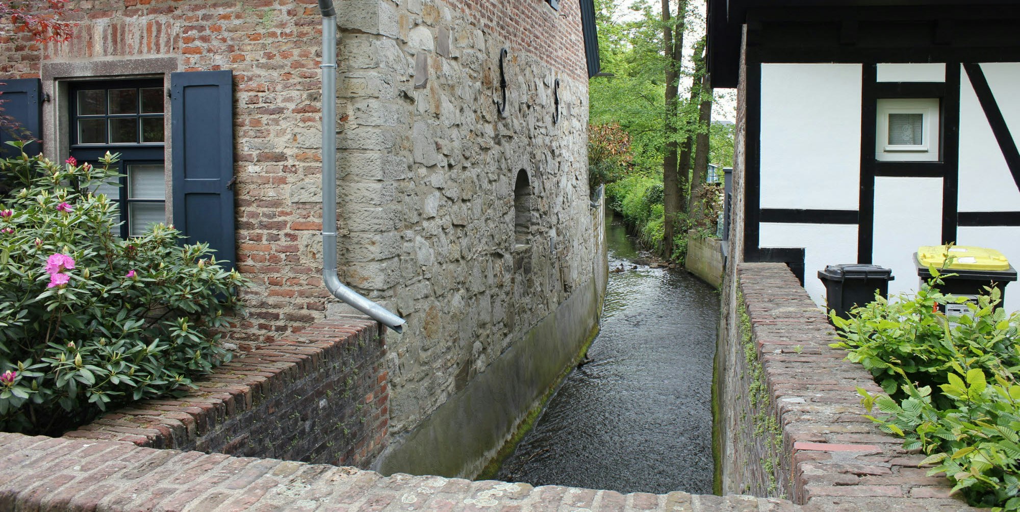 Arbeiten am Bach könnten nach Ansicht der SPD die Fundamente der Strunder Mühle zu beiden Seiten gefährden.