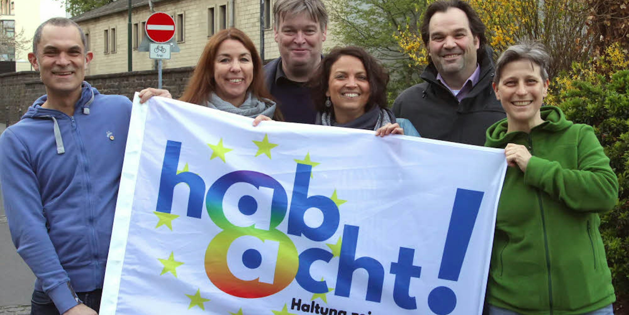 Bei der ersten Veranstaltung der neuen Kerpener Initiative „Hab 8cht!“ hielt der Bonner Politikwissenschaftler Siebo Janssen (Mitte) ein Plädoyer für ein demokratisches, menschenfreundliches Europa.