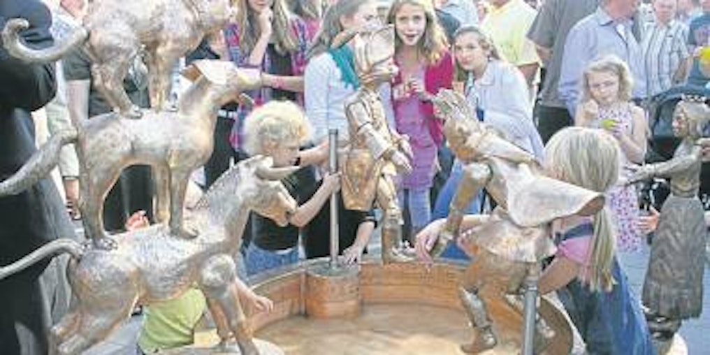 Nicht nur die Kinder haben ihre Freude an dem neuen Märchenbrunnen in Gleuel. Der Brunnenverein, viele Spender und Handwerker sorgten dafür, dass die Einweihung gefeiert werden konnte. (Foto: Klose)