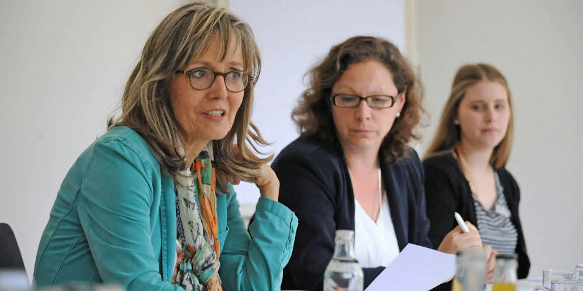 Sie verkündeten Zahlen: Eva Babatz (links) und Daniela Scherhag (Mitte) zogen Bilanz im IHK-Konjunkturbericht.