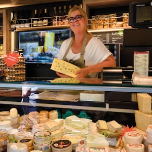 Ulrike Baumann bietet auf den Kölner Wochenmärkten zahlreiche Käse-Spezialitäten an.