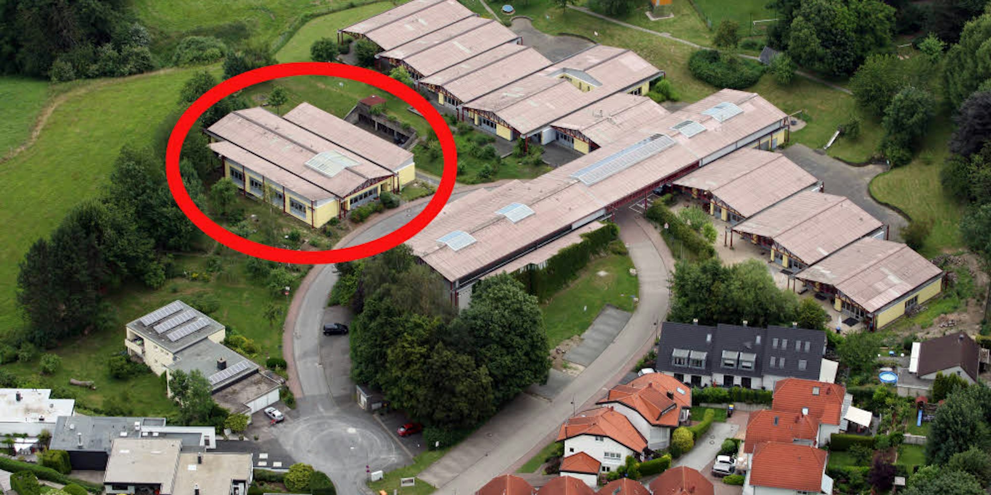Die Sanierung des Hallenbadgebäudes (rot umkringelt) der Friedrich-Fröbel-Schule verzögert sich voraussichtlich bis 2019.