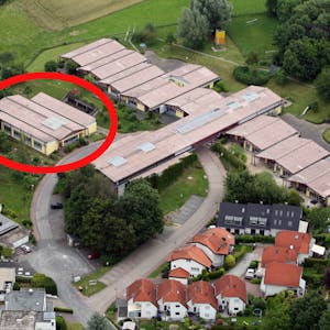 Die Sanierung des Hallenbadgebäudes (rot umkringelt) der Friedrich-Fröbel-Schule verzögert sich voraussichtlich bis 2019.