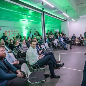 Schon außer Konkurrenz stellte Dominik Enzenauer das Konzept seines Startups Topikon der Jury und den Zuschauern im Probierwerk der Wirtschaftsförderung Leverkusen vor.
