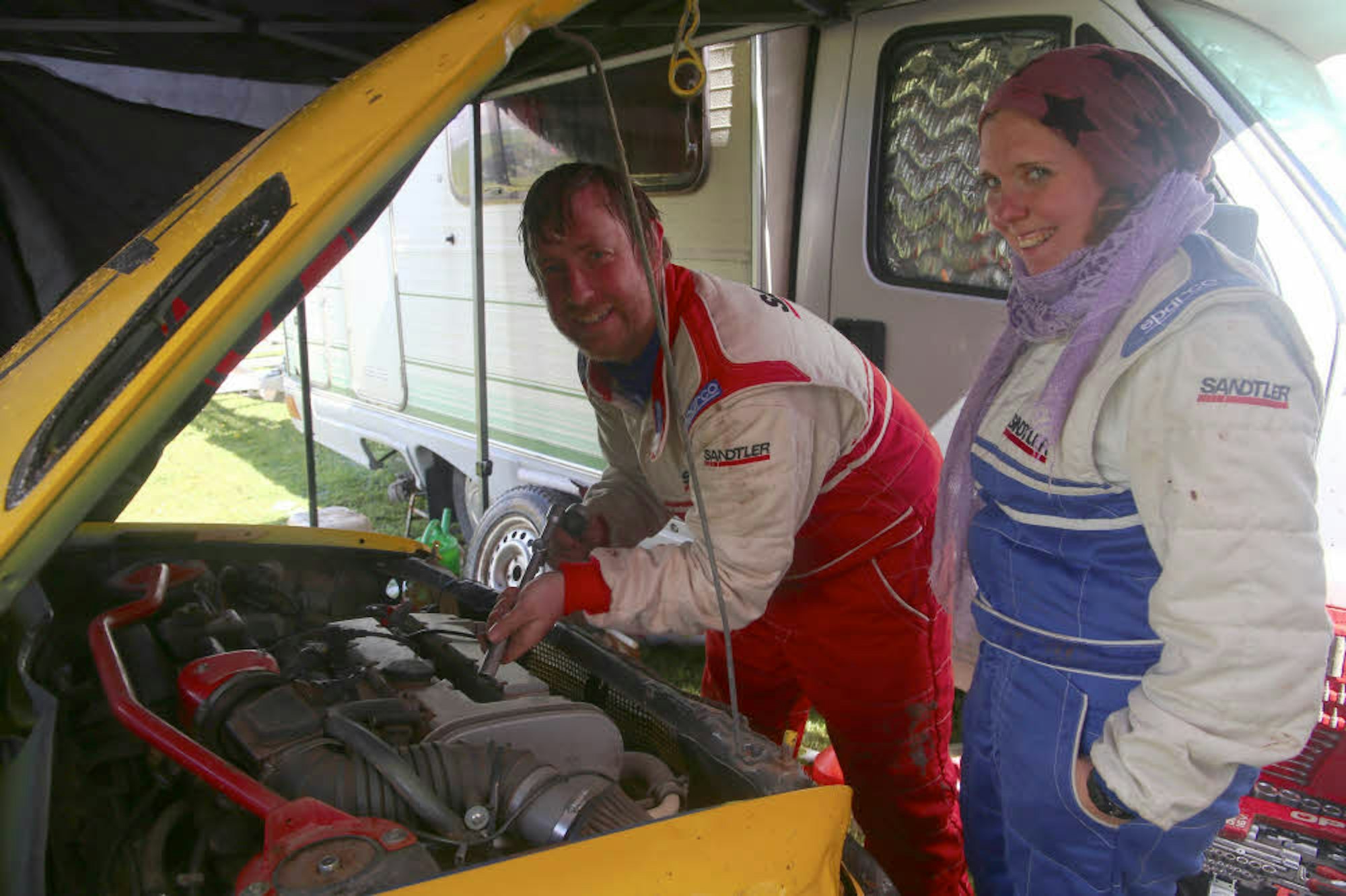 Der Opel läuft nicht rund: Mit Motorproblemen hatten Jasmin und Andy Oesterling aus Bergheim zu kämpfen. Hilfe wurde ihnen von gleich drei anderen Teams angeboten.