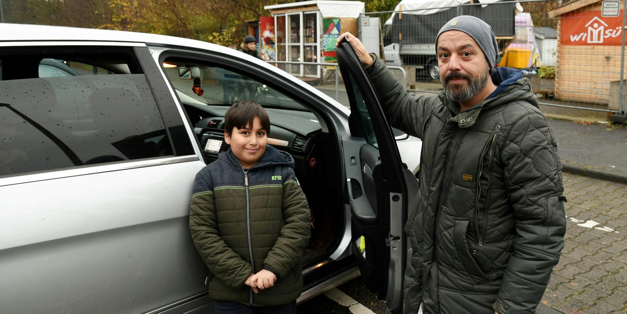 Erkan Önel bringt nach der Ford-Nachtschicht seinen Sohn Arda zur Schule.