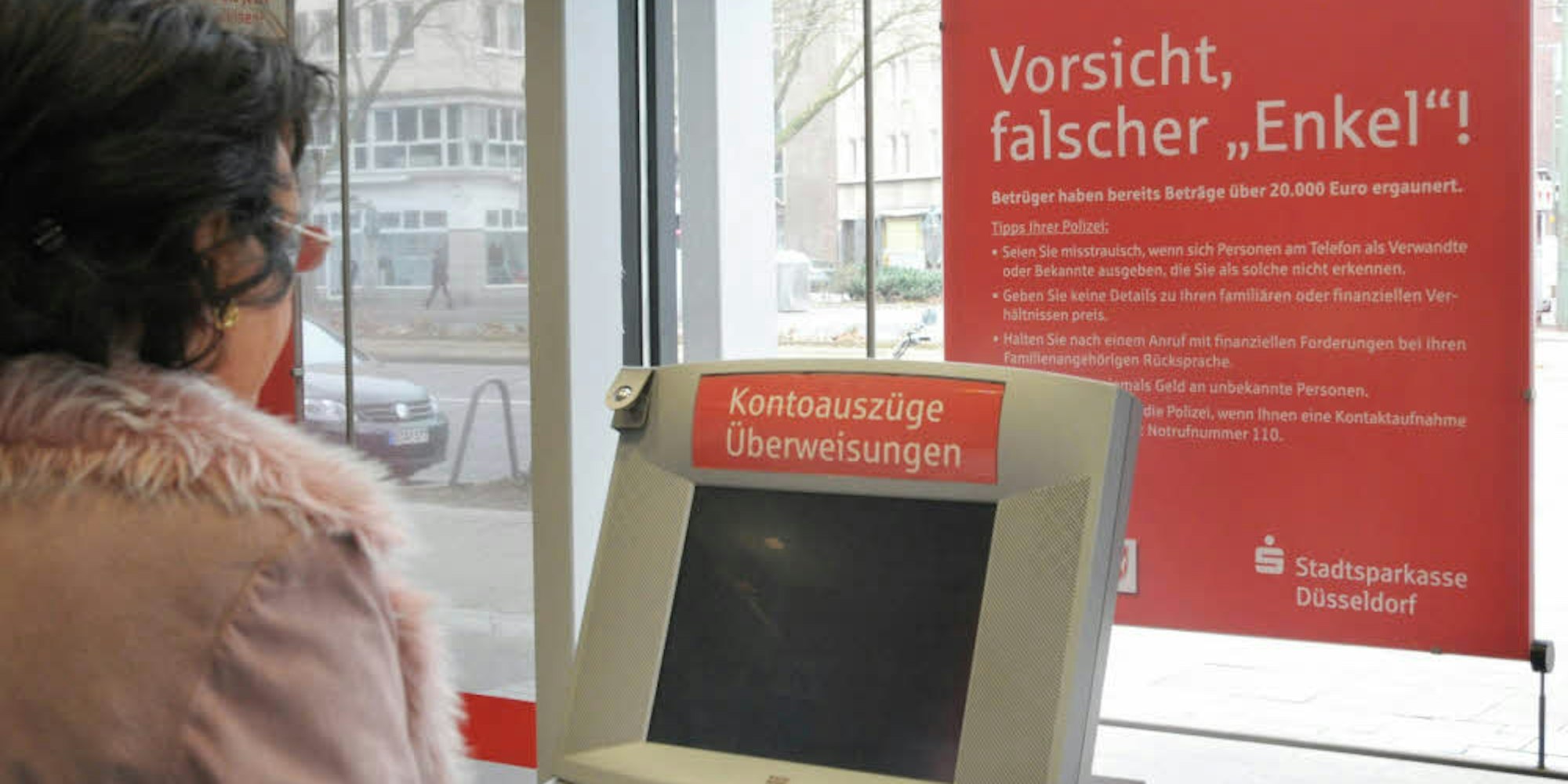 Manche Banken warnen mit Hinweisen an Geldautomaten vor dem Enkeltrick, hier die Sparkasse in Düsseldorf.