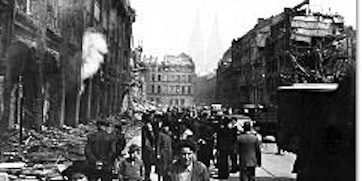 Verstörte Menschen auf den Straßen - hier in der Gereonstraße, wo im Hintergrund links das zerstörte Erzbischöfliche Palais zu sehen ist.