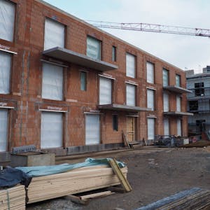 Die Arbeiten an dem Pflegeheim (rechts) und zwei Wohnhäusern ruhen. Im Januar soll es auf der Baustelle weitergehen.
