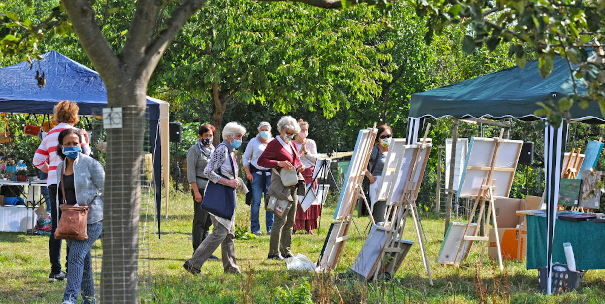 Der Kunstbasar unter freiem Himmel zwischen Obstbäumen erfreute am sonnigen Sonntag zahlreiche Besucher.
