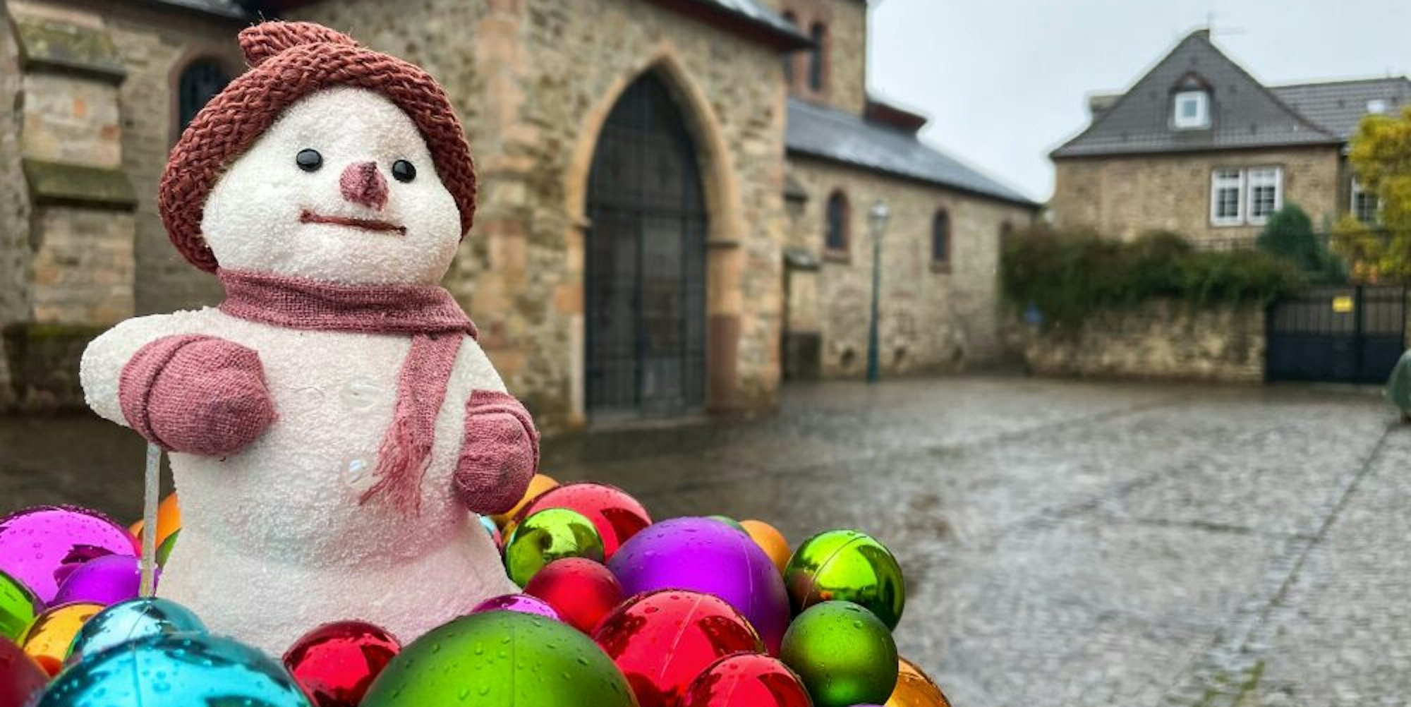 Der Weihnachtsmarkt in Bad Münstereifel findet dieses Jahr rund um die Stiftskirche St. Chrysanthus und Daria statt, weil Orchheimer Straße und Wertherstraße Großbaustellen sind.