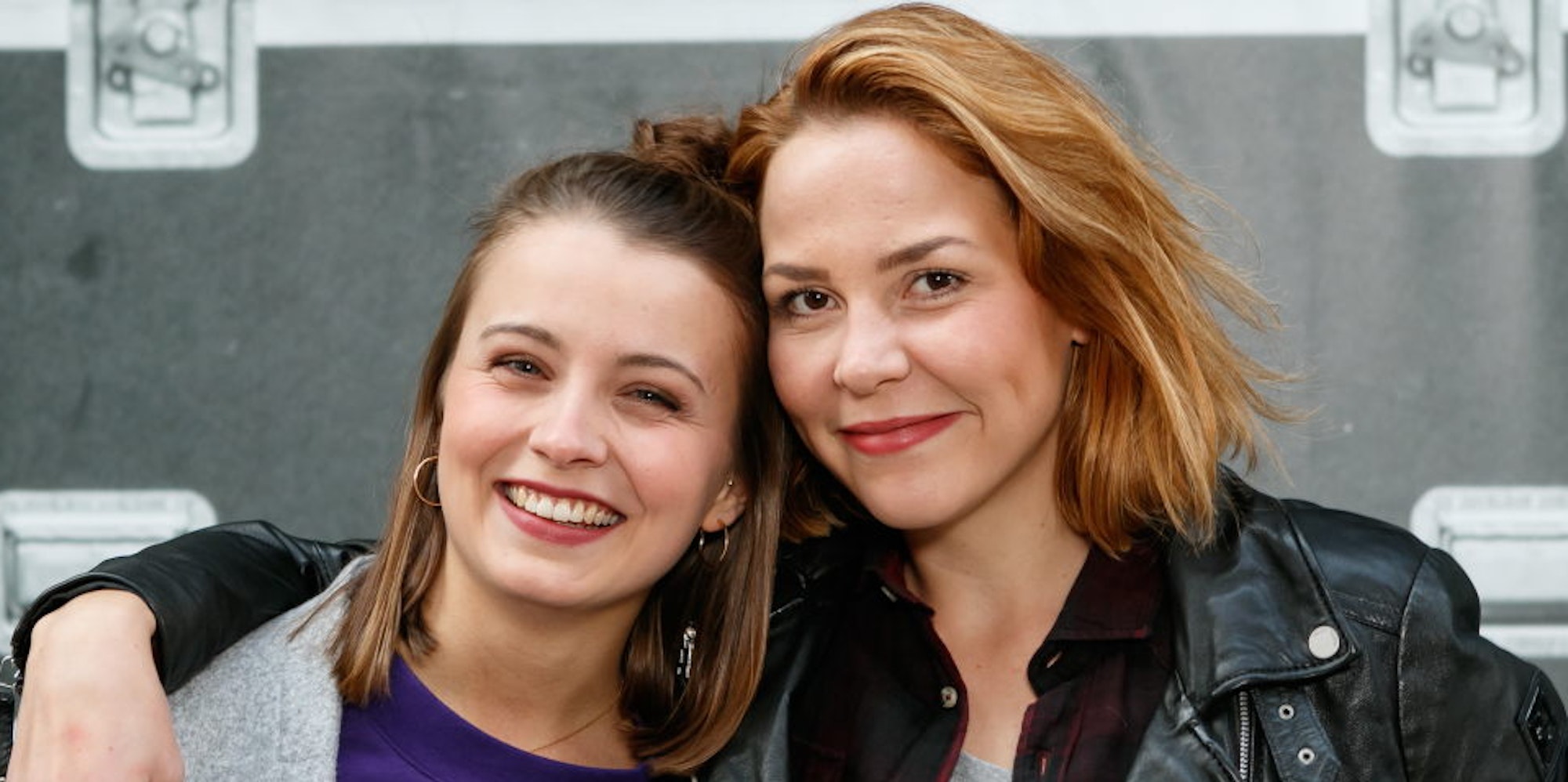 Die Troisdorferin Julia Wiedemann (links) mit ihrer Serien-Schwester, gespielt von Franziska van der Heide. 