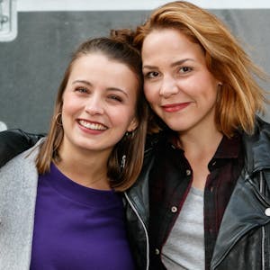 Die Troisdorferin Julia Wiedemann (links) mit ihrer Serien-Schwester, gespielt von Franziska van der Heide. 