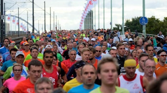Hunderte Läufer beim Köln-Marathon. Sie laufen über die Severinsbrücke, Köln.