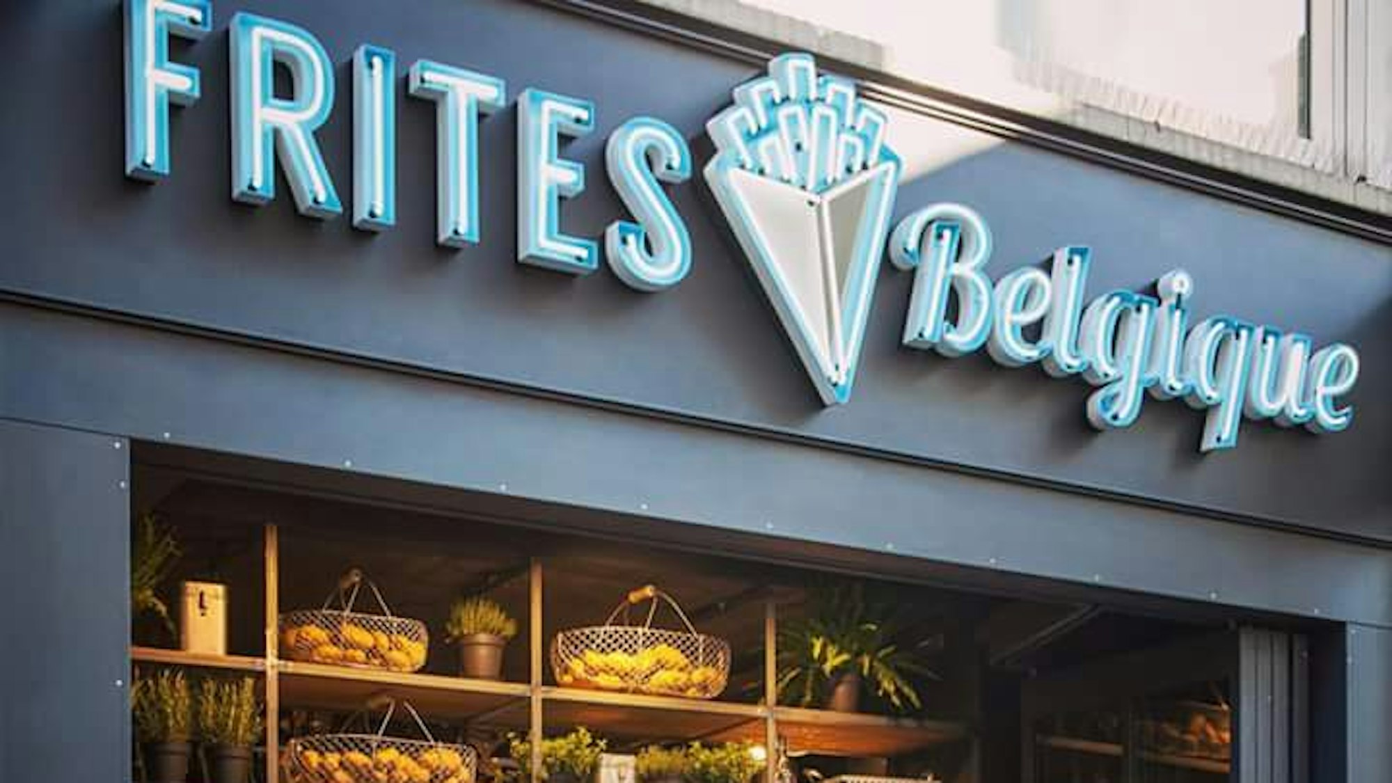 Zu sehen ist die Fassade des Laden mit der Aufschrift „Frites Belgique“.