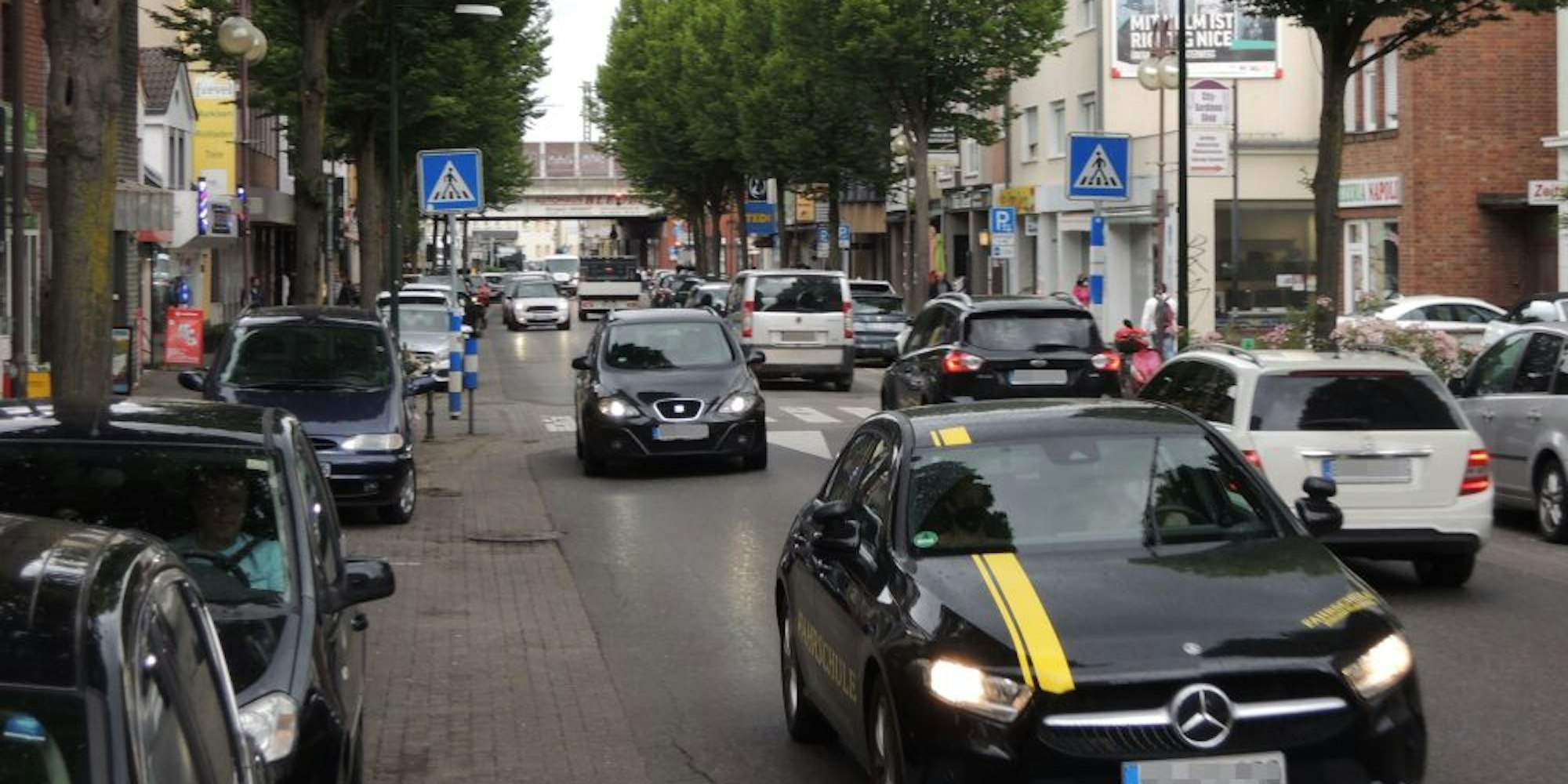 Ein Parkhaus soll Parkplätze ersetzen, die Hauptstraße von Radlern, Fußgängern und Autos genutzt werden, so die Ausschussmehrheit.