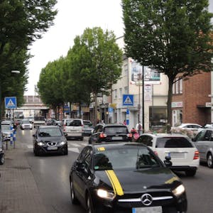 Ein Parkhaus soll Parkplätze ersetzen, die Hauptstraße von Radlern, Fußgängern und Autos genutzt werden, so die Ausschussmehrheit.