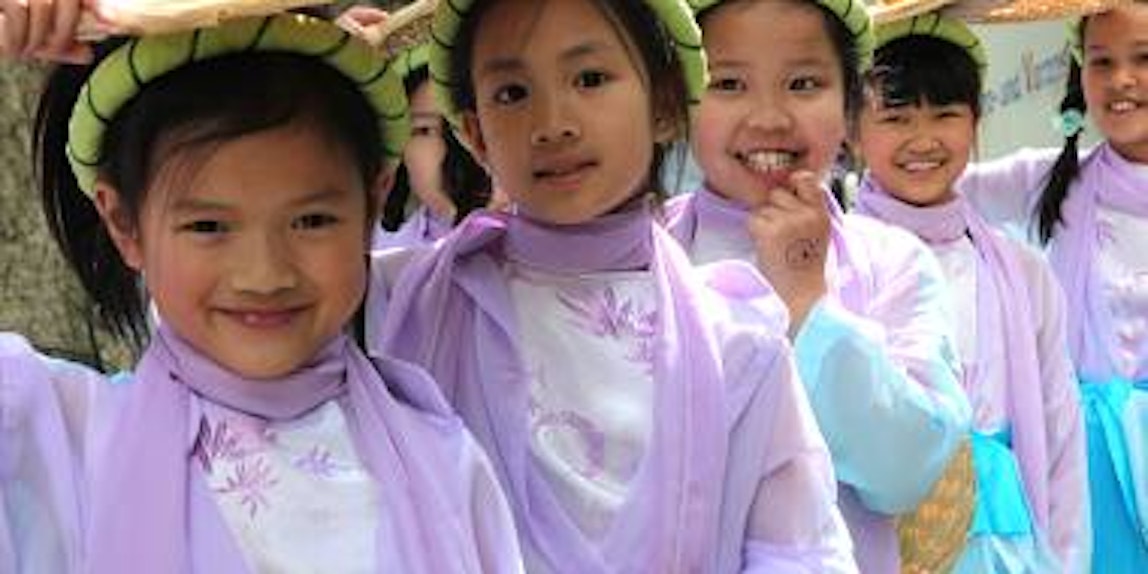 Bezaubernd elegant und doch unbefangen tanzten Kinder aus der vietnamesischen Gemeinde den traditionellen Fächertanz beim Klosterfest.(Bild: Klaus Mischka)