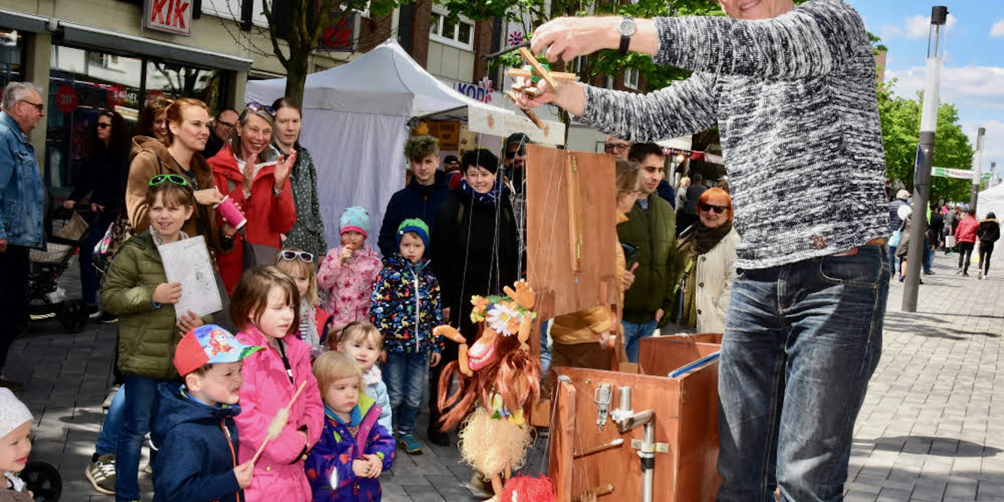Puppenspieler Ralf Hohmann akzeptierte den von Kindern vorgeschlagenen Namen für seine Hula-Püppi.
