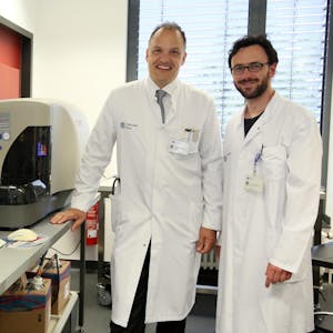 Die Mediziner Christian Reinhardt (l.) und Ron Jachimowicz in einem Forschungslabor des Centrum für Integrierte Onkologie (CIO) der Uniklinik Köln.
