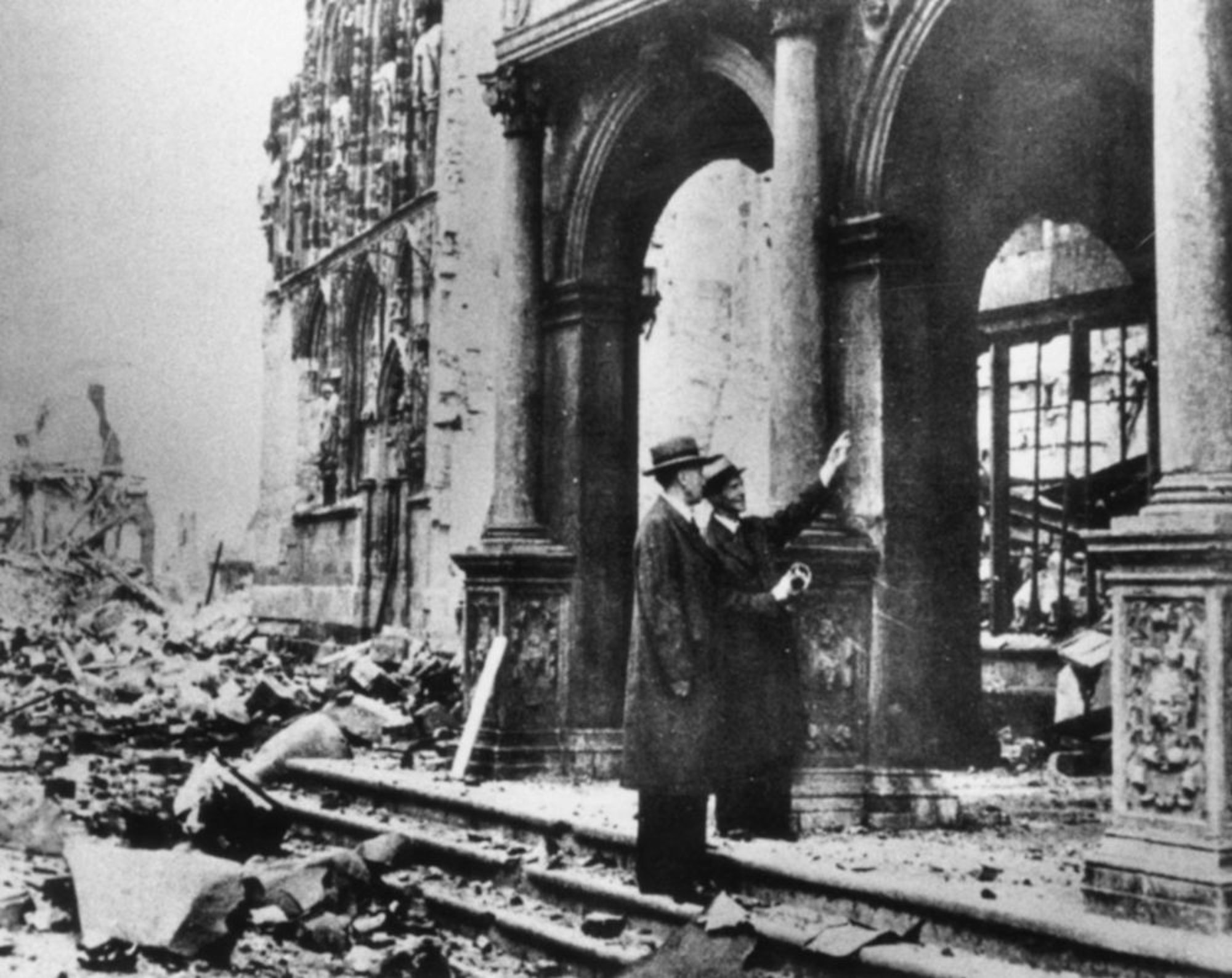 Konrad Adenauer und Schwager Willi Suth am zerstörten Rathaus