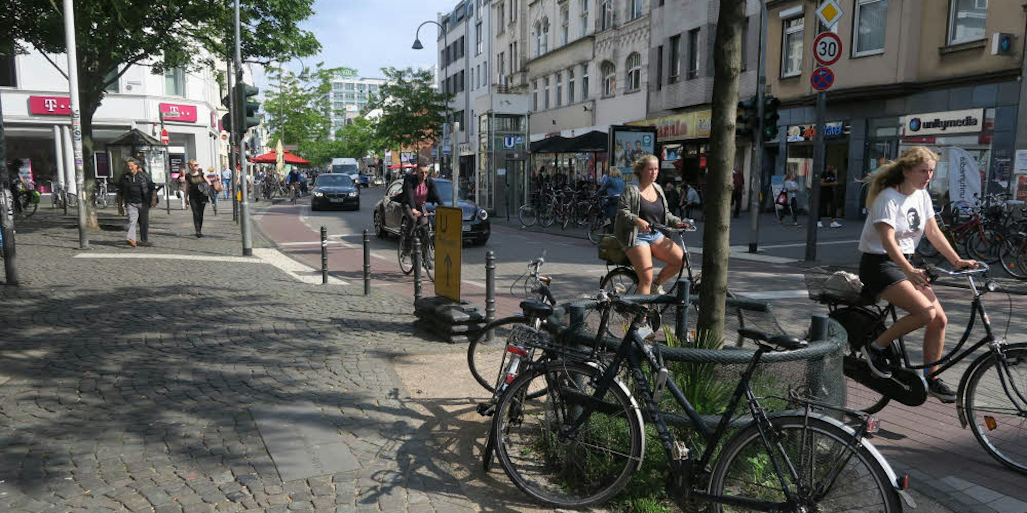Eng geht es zu auf der Venloer Straße. Mit einer Einbahnstraßenregelung könnte die Situation entzerrt werden.