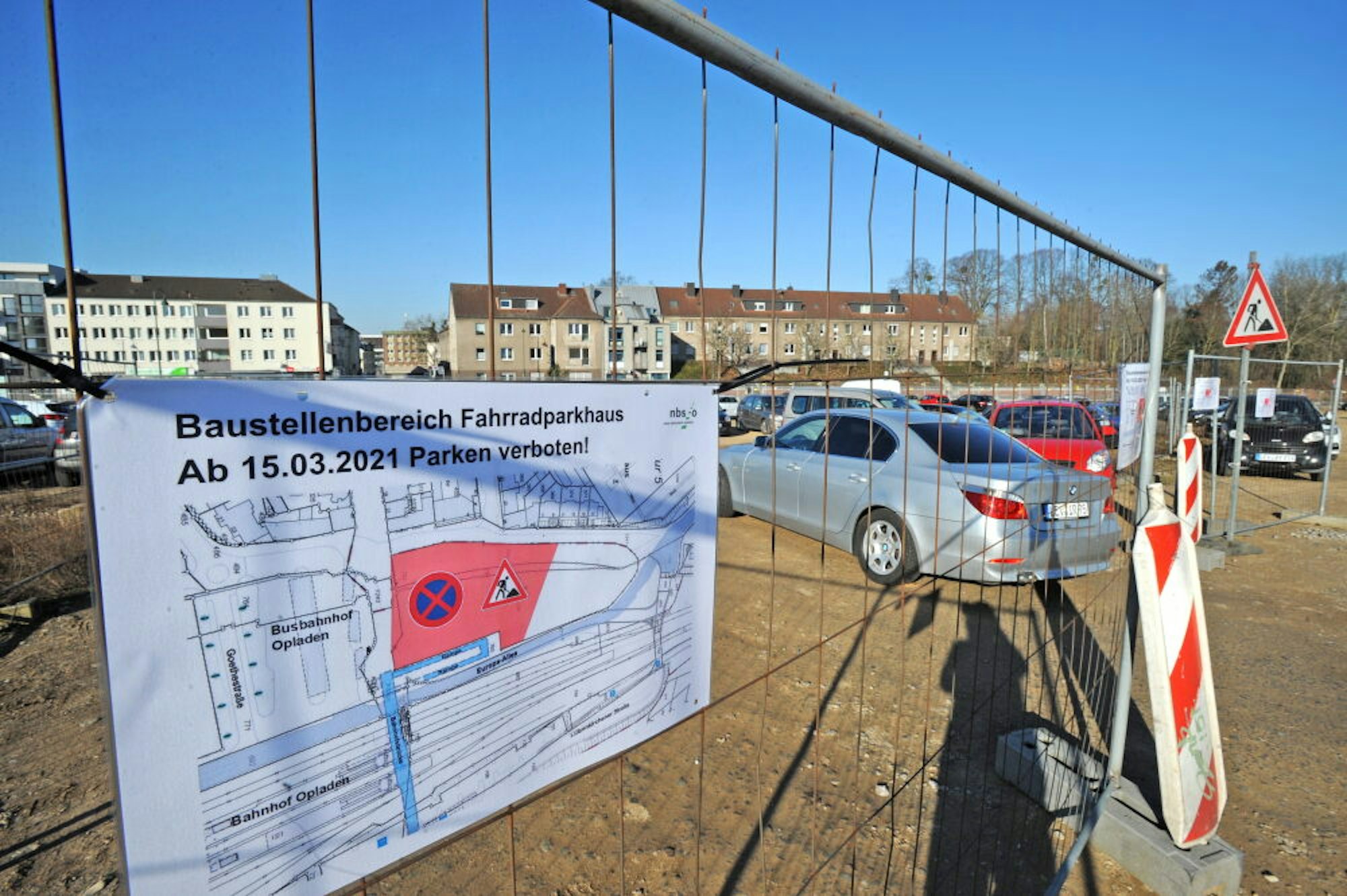 Ab Montag, 15. März, ist es vorbei mit dem wilden, kostenlosen Parken auf der Freifläche an der Bahnhofsbrücke.