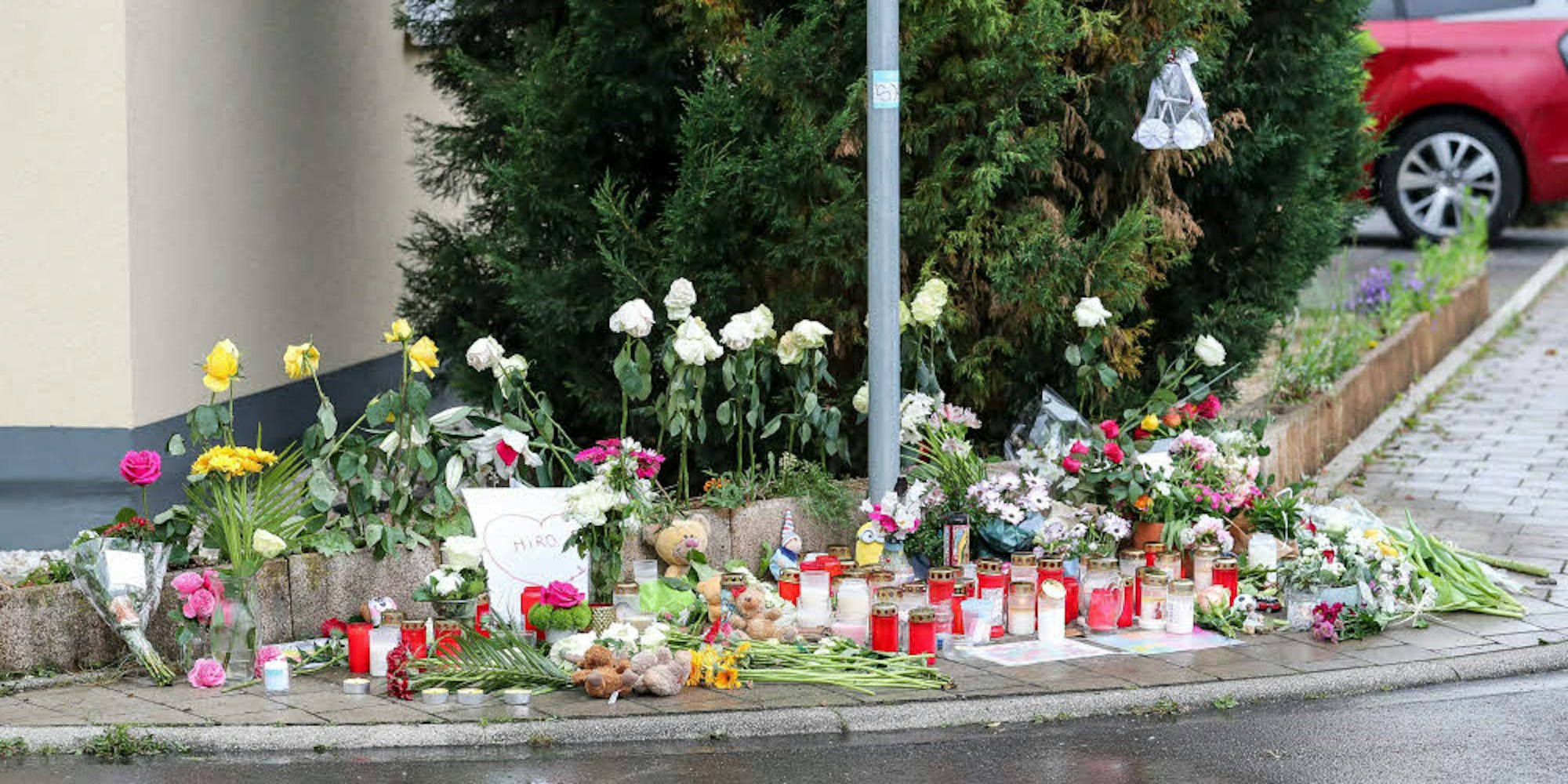 Kerzen, Blumen und Stofftiere wurden direkt nach dem schrecklichen Unfall an der Unglücksstelle abgelegt. Die geplante Mahnwache wurde aus Rücksicht auf die betroffene Familie abgesagt.