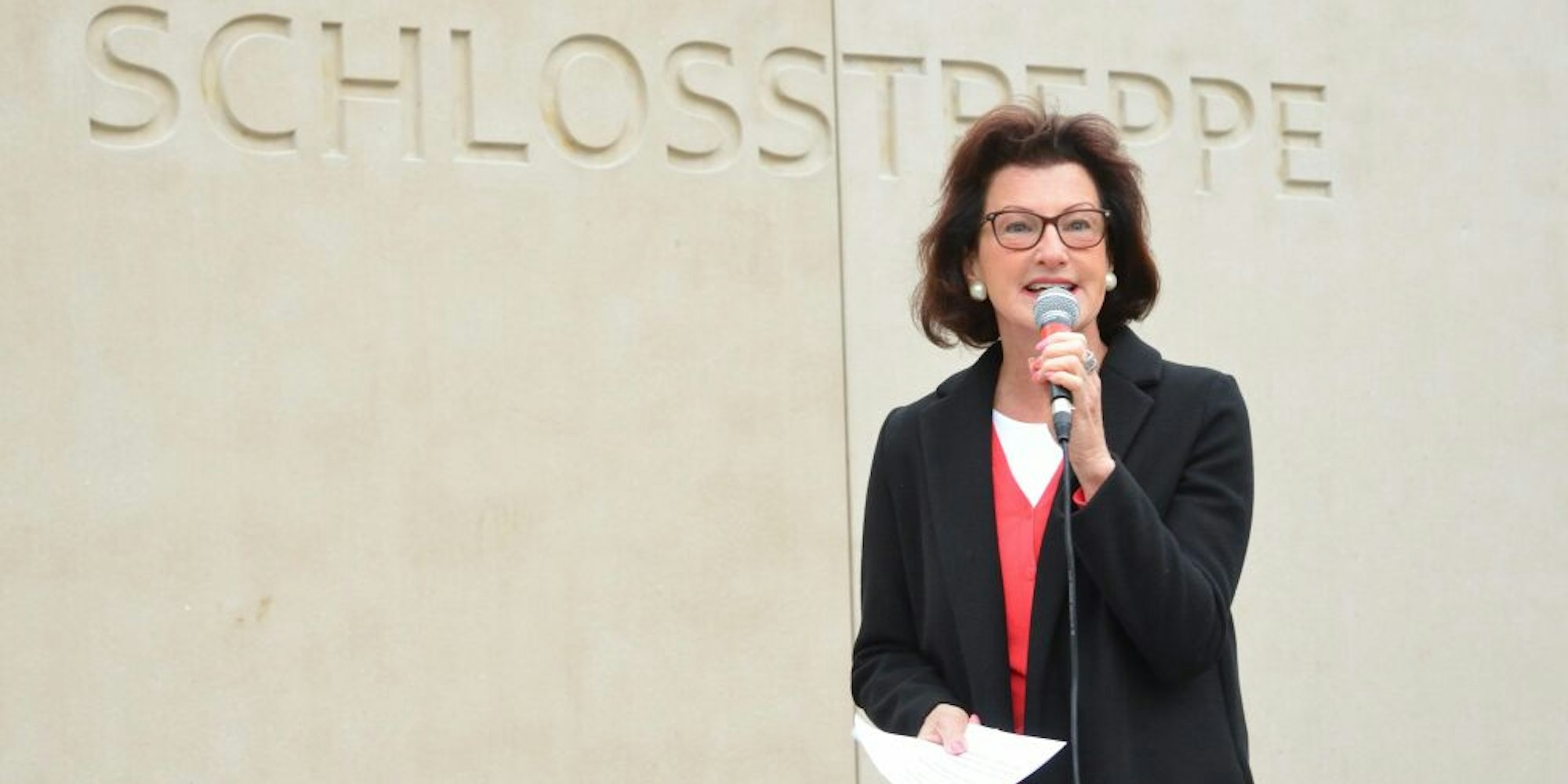 Regierungspräsidentin Gisela Walsken lobt die gelungene Architektur.