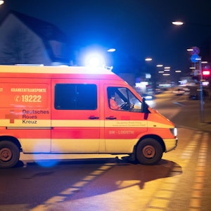 Ein Rettungswagen vom Deutschen Roten Kreuz fährt zu einem Einsatz.
